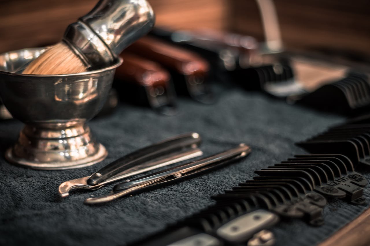 Barbería Astrabudua Erandio. Close-up of neatly arranged barber tools, including razors and combs, highlighting precision.